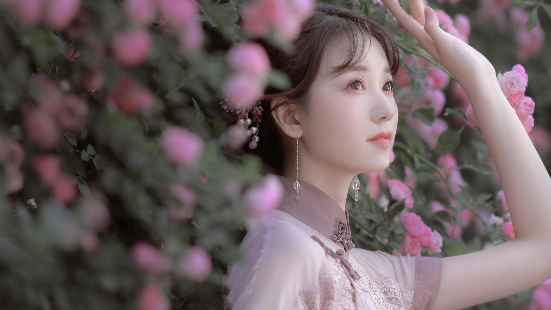 滑雪公开赛专业组选手挑战高难度动作,滑雪竞赛